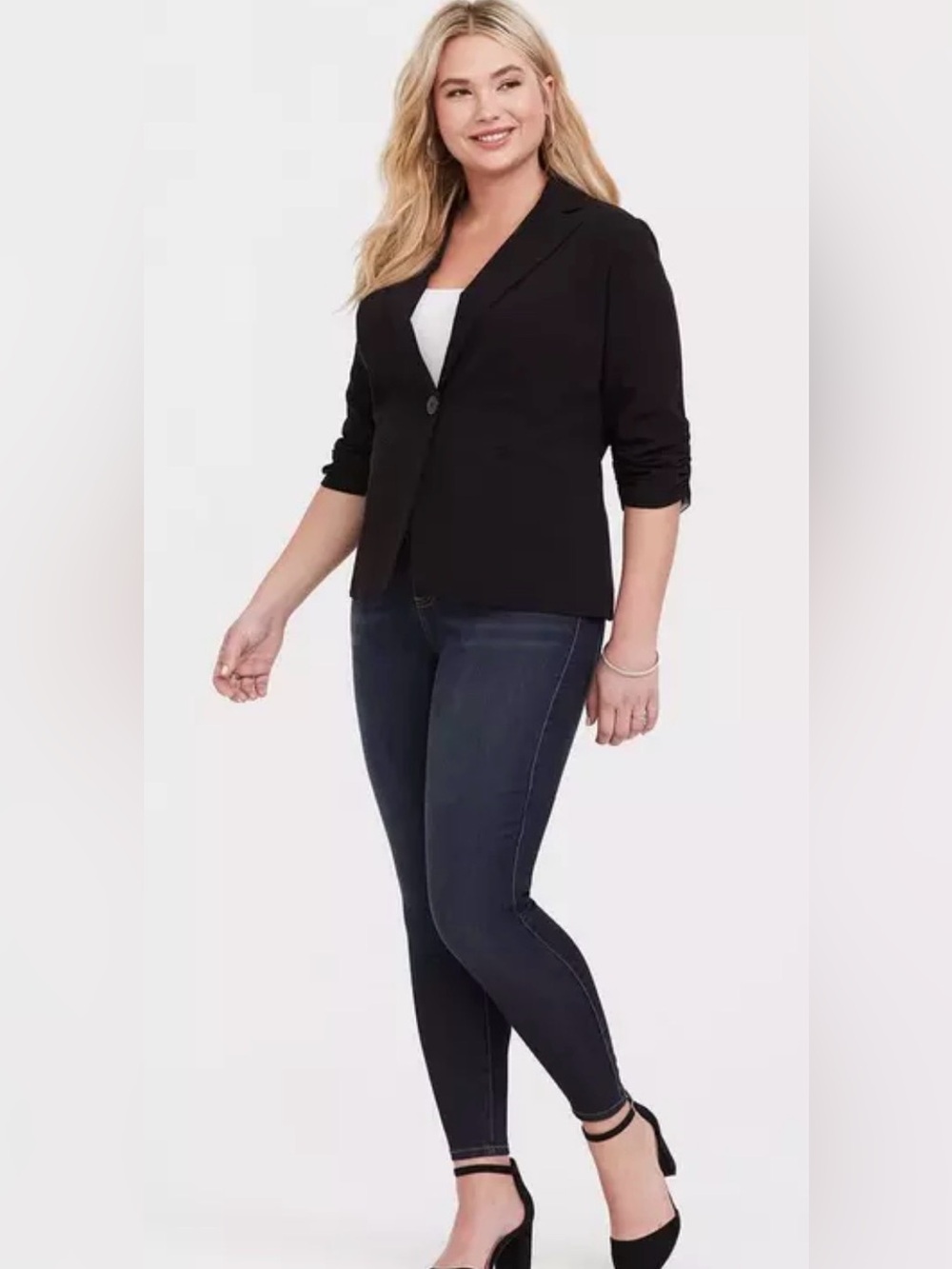 City Twill Classic Fit Blazer by TORRID.
Black. Lined. Faux pockets. Size 0/lg